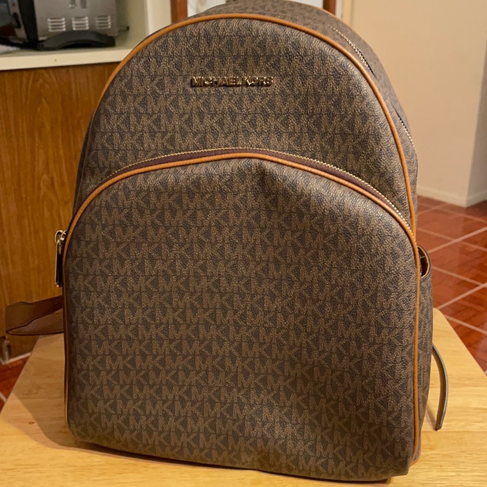 Abbey Michael Kors